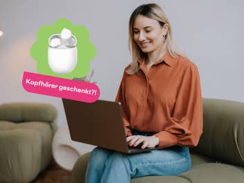 Frau sitzt auf einem Sofa und arbeitet mit dem Laptop