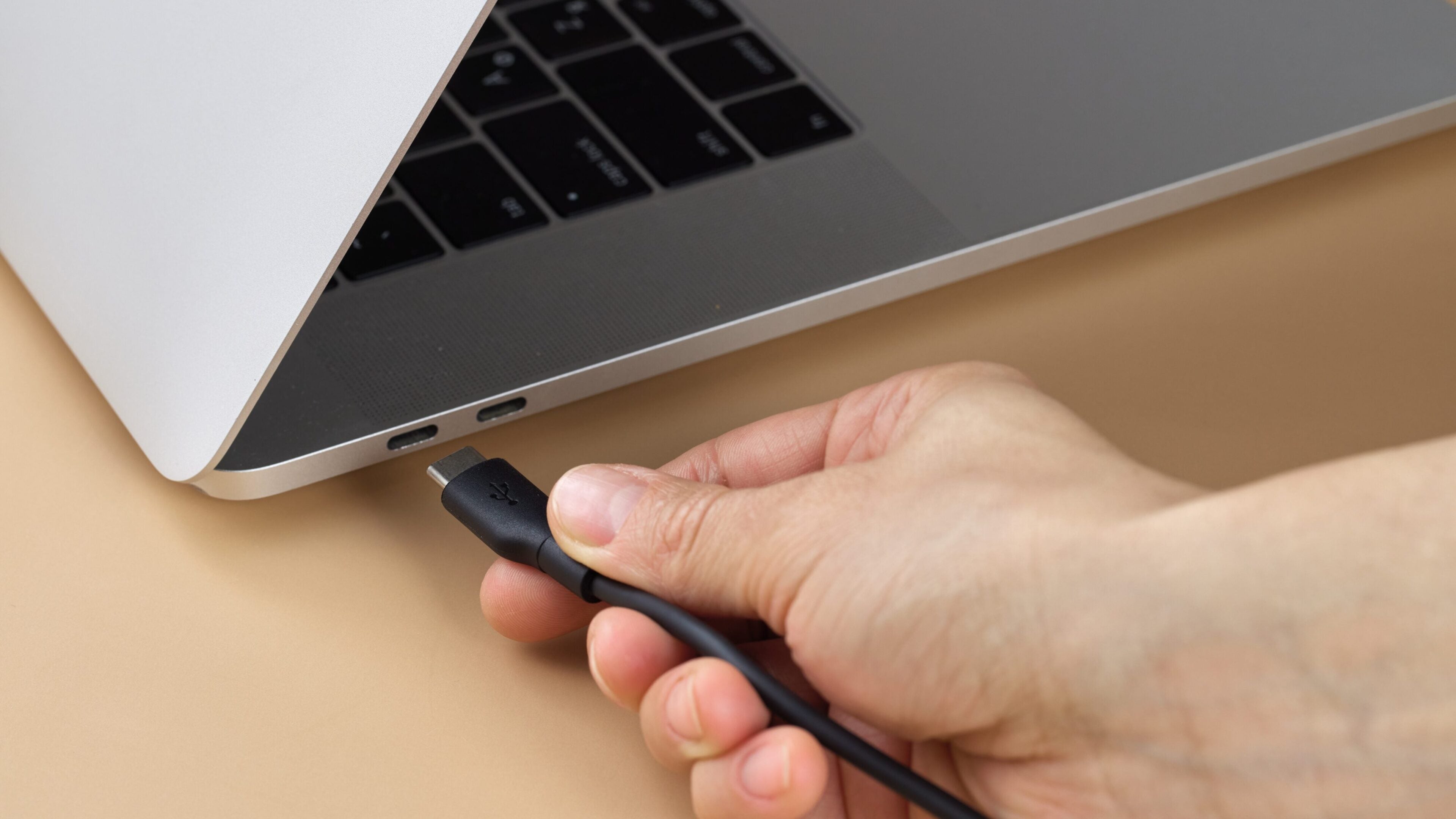 Wegen USB-Pflicht: Neue Laptops kommen jetzt ohne Ladegerät im Lieferumfang