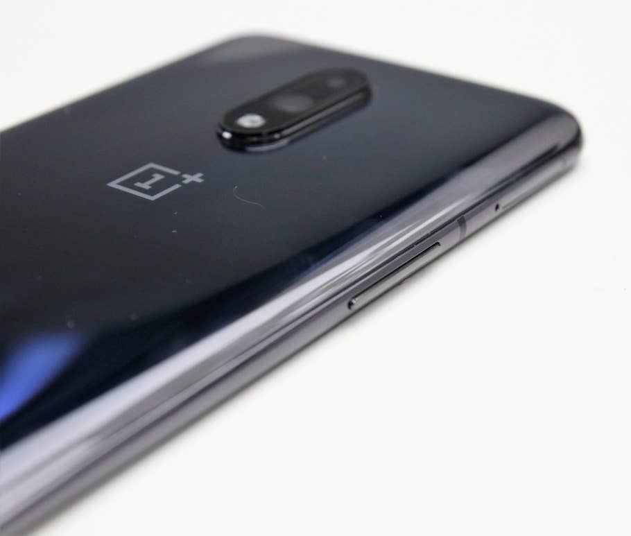 Die Lautstärkewippe des OnePlus 7.