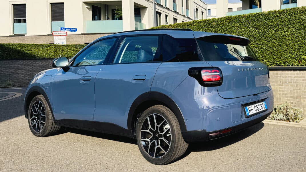 Leapmotor B03X seitliche Heckansicht.