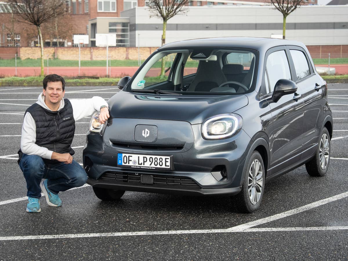 Leapmotor T03 Test: E-Auto-Mini sammelt irre Pluspunkte Hayo Lücke neben dem Leapmotor T03.