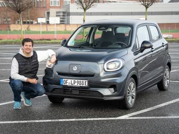 Hayo Lücke neben dem Leapmotor T03.