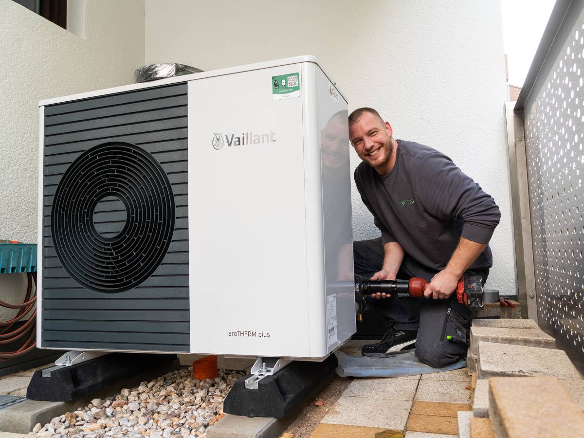 Vaillant-Wärmepumpe bei der Installation, Bild zur Verfügung gestellt von vamo