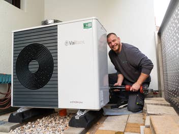 Vaillant-Wärmepumpe bei der Installation, Bild zur Verfügung gestellt von vamo