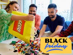 Personen kippen einen Lego-Beutel mit Lego-Steinen aus. Daneben der Hinweis, dass Black Friday ist
