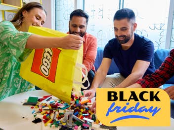 Personen kippen einen Lego-Beutel mit Lego-Steinen aus. Daneben der Hinweis, dass Black Friday ist