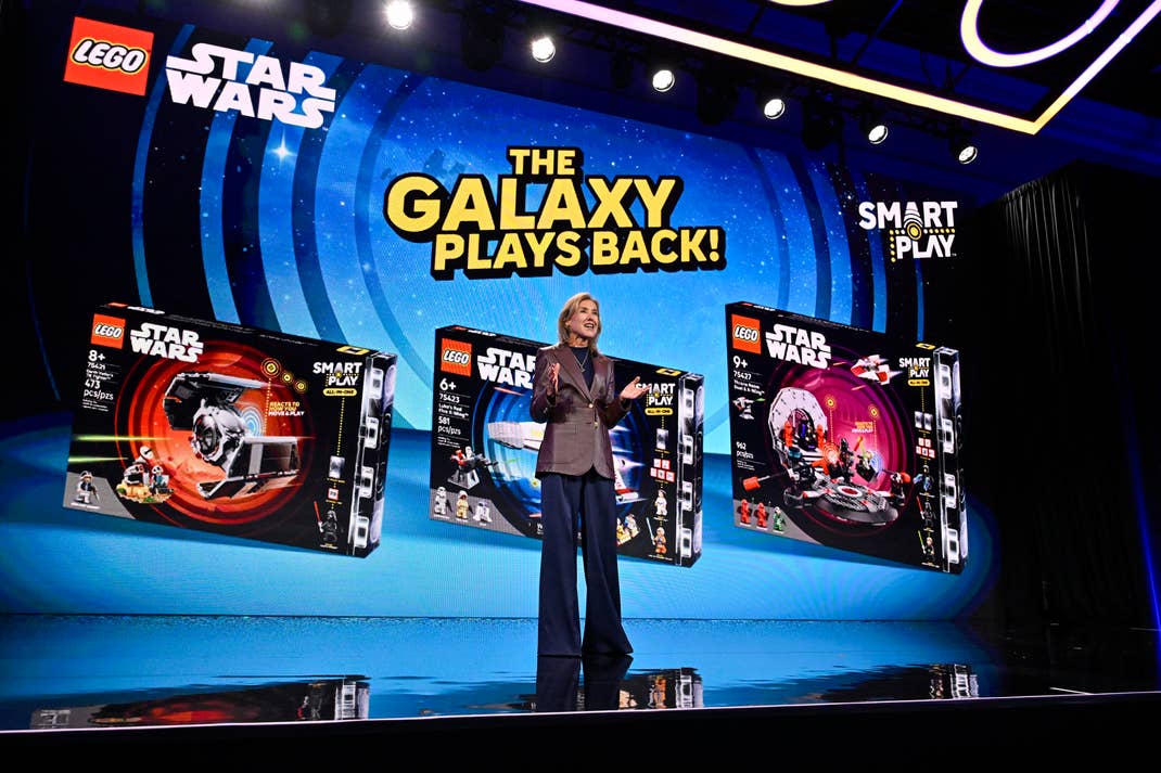 Julia Goldin, Chief Product & Marketing Officer, präsentiert bei der CES die neuen Lego-Sets.