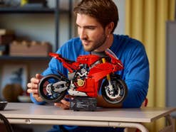 lego-technic-2025-ducati-panigale-v4-s-motorrad-live Lego Technic 2025 Ducati Panigale V4 S Motorrad 42202