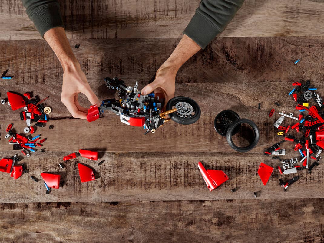 Lego Technic kit Ducati motorcycle
