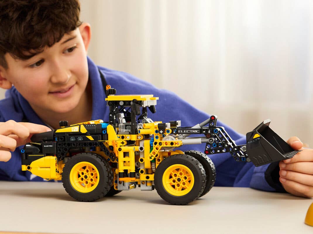 Lego Technic Volvo L120 Electric Radlader