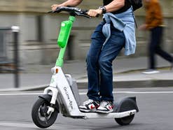 Mann auf E-Scooter