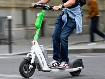 Mann auf E-Scooter