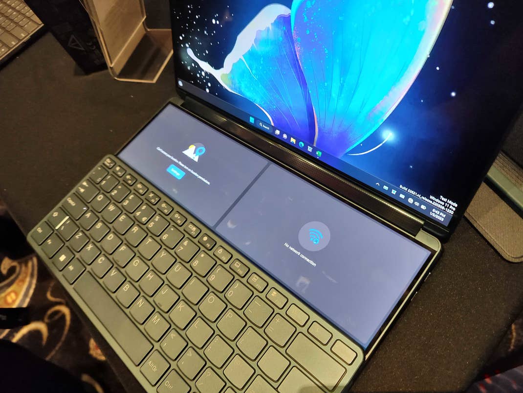 Die zwei Bildschirme des Lenovo YogaBook 9i im Detail.