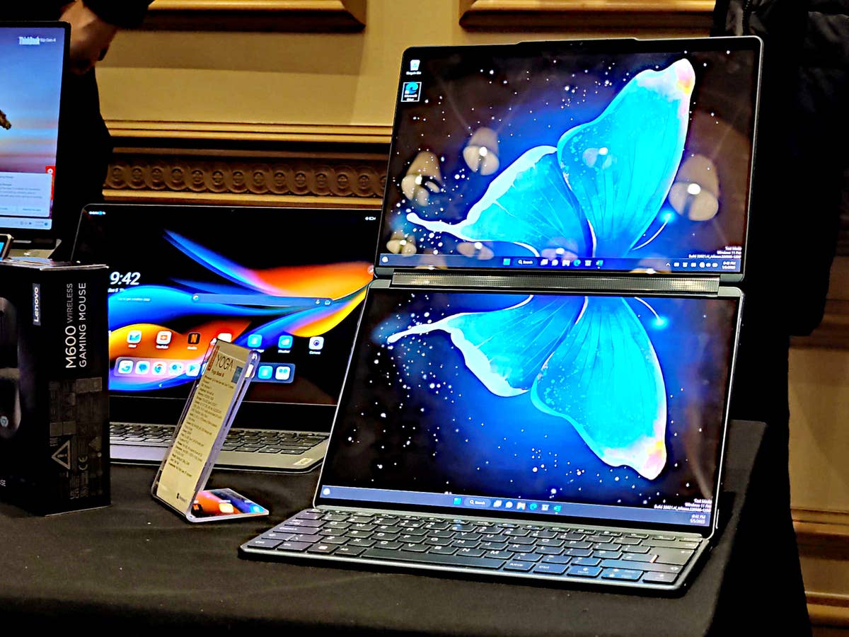 Der neue Lenovo YogaBook 9i mit zwei Bildschirmen.