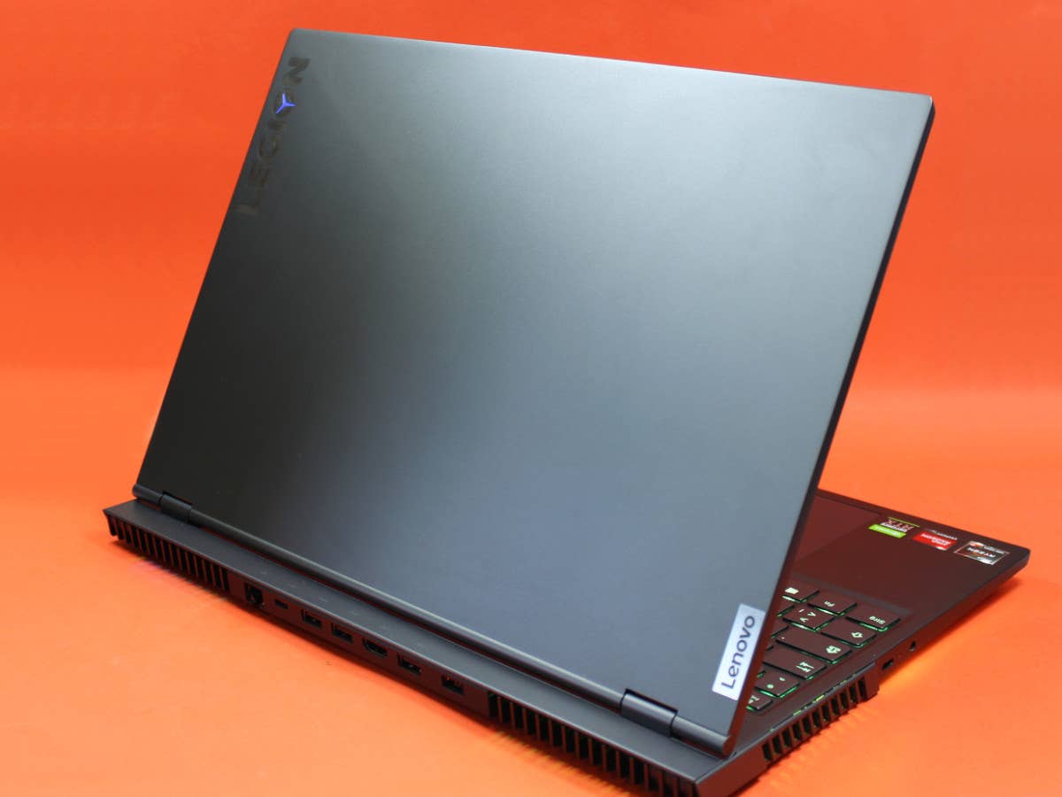 Das Lenovo Legion 7 aufgeklappt von hinten vor orangenem Hintergrund