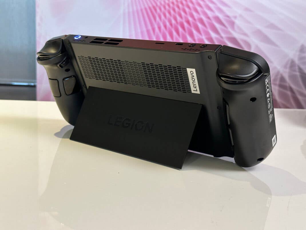 Lenovo Legion Go von hinten mit ausgeklapptem Standfuß