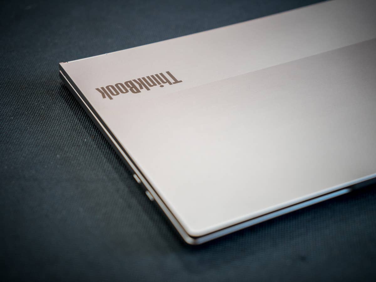 Lenovo ThinkBook Laptop mit Motor und Roll-Display