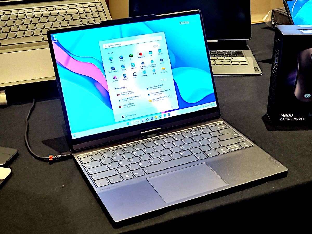 Das Lenovo ThinkBook Plus Twist auf der CES 2023.