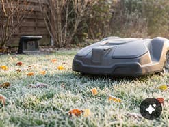 Ein Rasenmäherroboter auf frostigem Boden