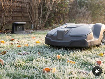 Ein Rasenmäherroboter auf frostigem Boden