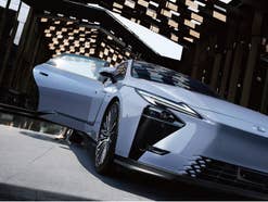 Lexus ES: Sportliche Limousine kommt endlich auch als E-Auto Lexus ES (2026) in der Frontansicht.