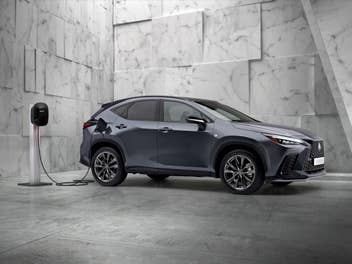 Lexus NX 450h an Ladesäule.