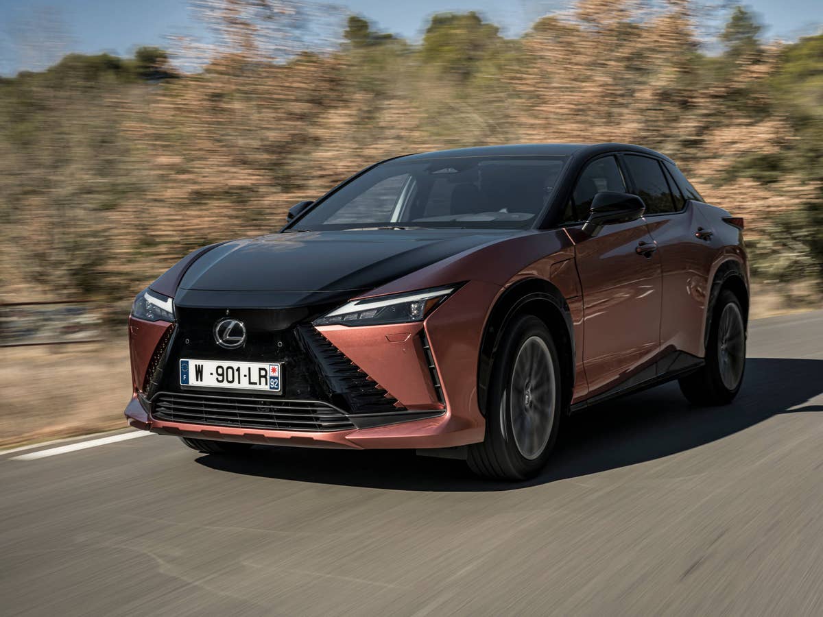 Lexus RZ 450E auf der Straße in der Frontansicht.