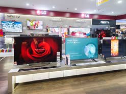 lg-4k-fernseher-in-einem-laden Amazon wirft LG 4K-Fernseher mit Riesen-Rabatt raus