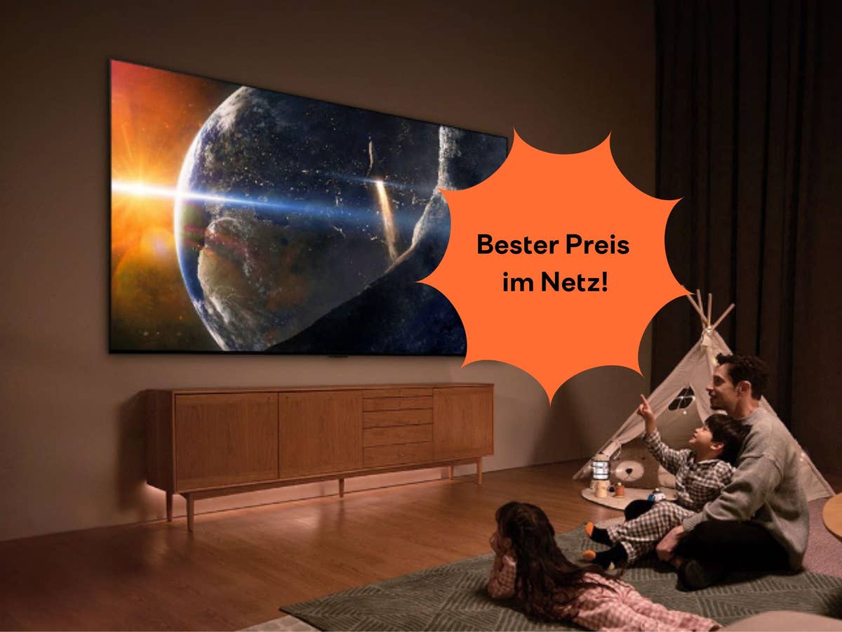 lg-4k-tv-zum-bestpreis-bei-otto Fernseher von LG hängt an einer Wand. Mann mit zwei Kindern sitzt davor