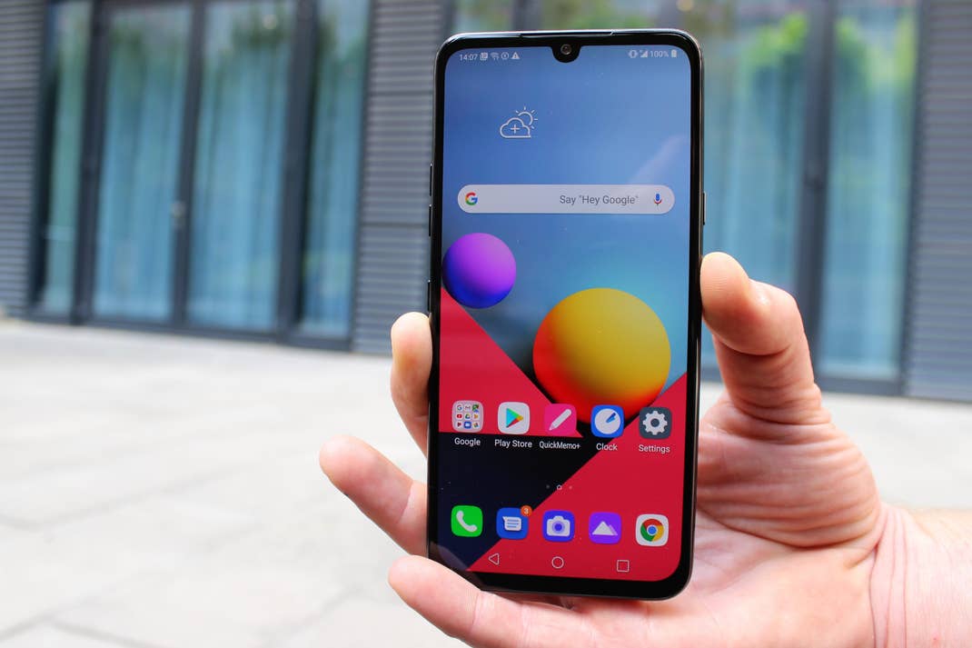 LG G8X ThinQ in der Hand