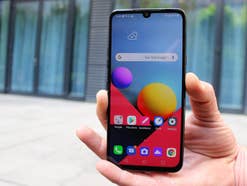 LG G8X ThinQ in der Hand