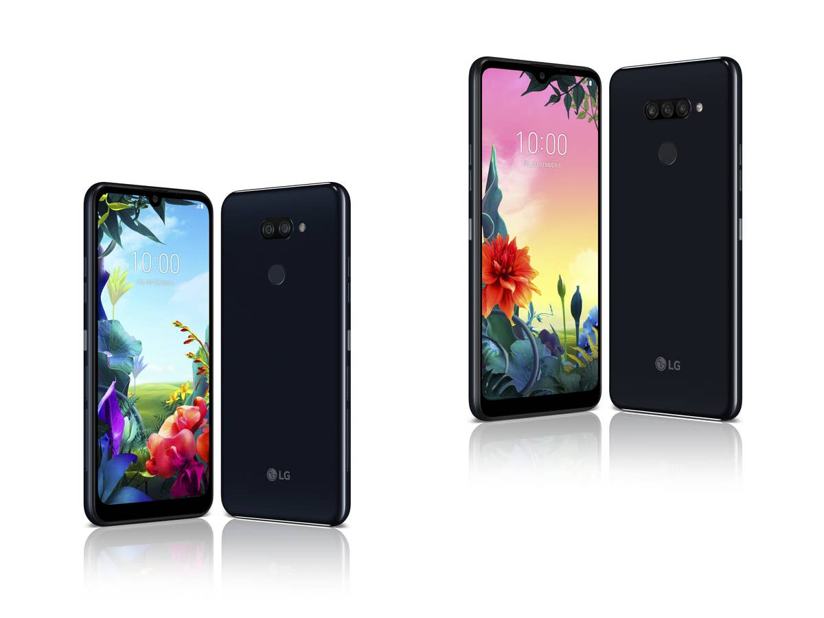 LG K40S und K50S jeweils mit Vorder- und Rückseite vor weißem Grund