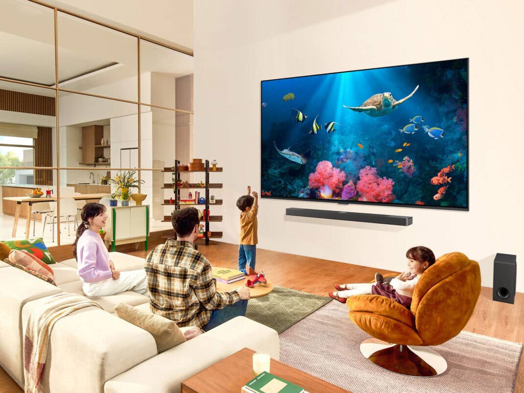 Ein Fernseher hängt an einer Wand in einem hellen Wohnzimmer