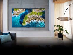 LG Signature OLED Fernseher (77 Zoll) im Wohnzimmer
