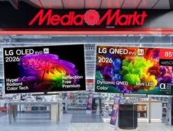 Im Hintergrund ein MediaMarkt-Geschäft, davor zwei LG-Fernseher