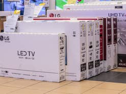 LG Fernseher stehen verpackt in Kartons in einem Geschäft