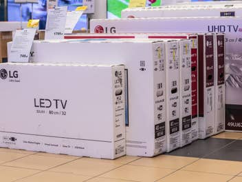 LG Fernseher stehen verpackt in Kartons in einem Geschäft