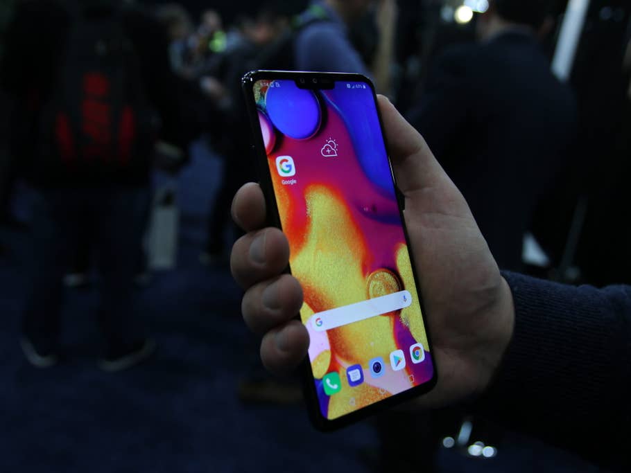 Das Display des LG V40 ThinQ in einer Hand