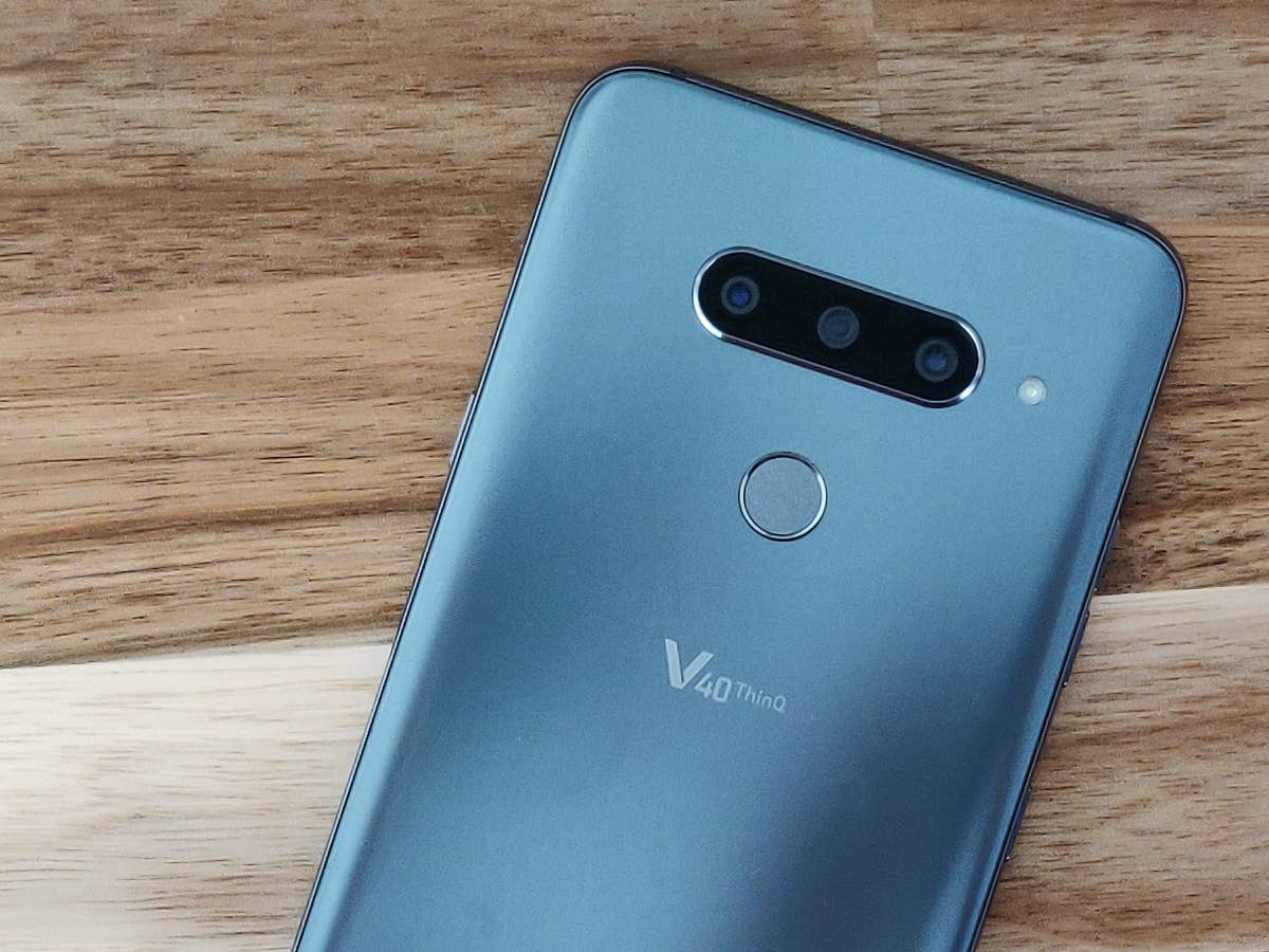 LG V40 ThinQ auf einem Holztisch