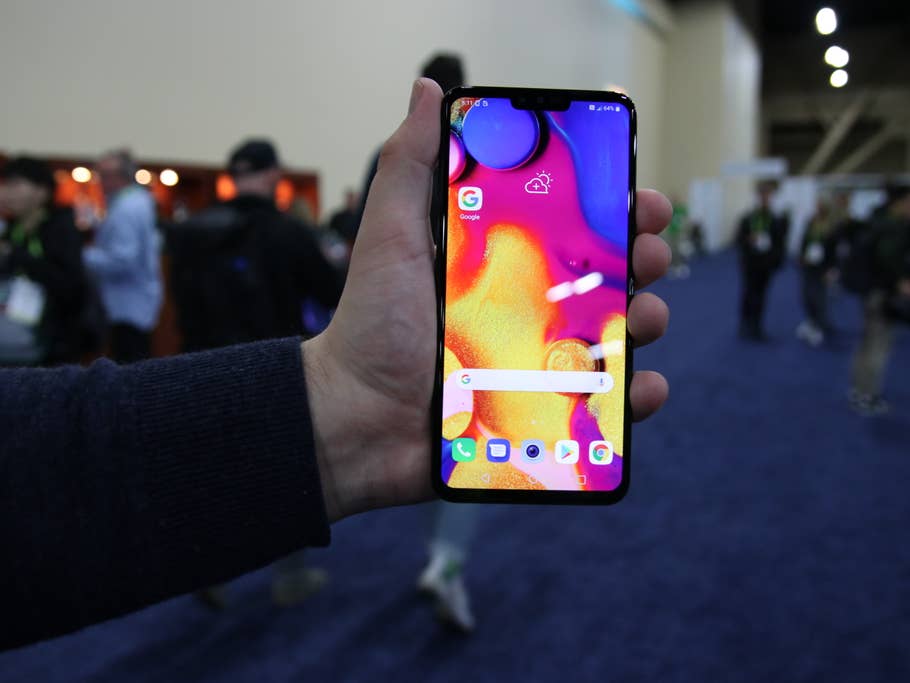 Das LG V40 ThinQ in einer Hand auf der Messe CES 2019