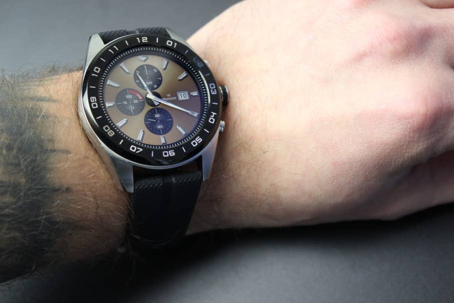 LG Watch W7 am Handgelenk mit goldenem Ziffernblatt