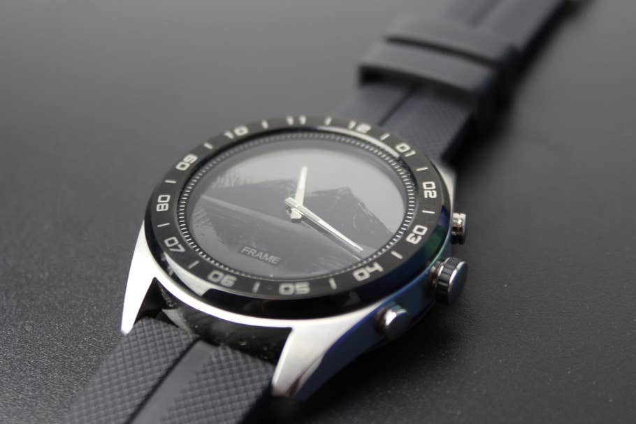 LG Watch W7 mit eingeschaltetem Display von schräg oben