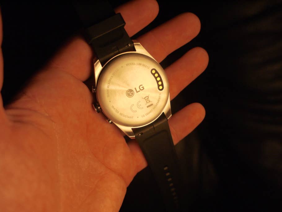 LG Watch W7 in der Hand