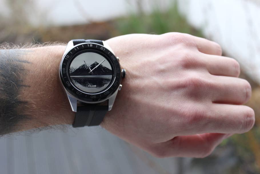 LG Watch W7 am Handgelenk mit "Frame" Ziffernblatt