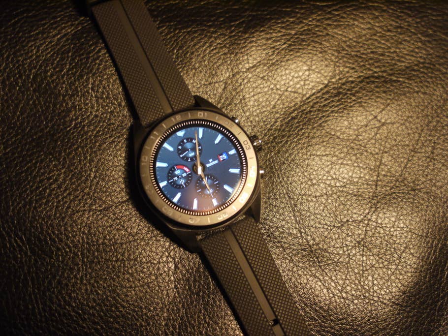 LG Watch W7 auf schwarzem Leder
