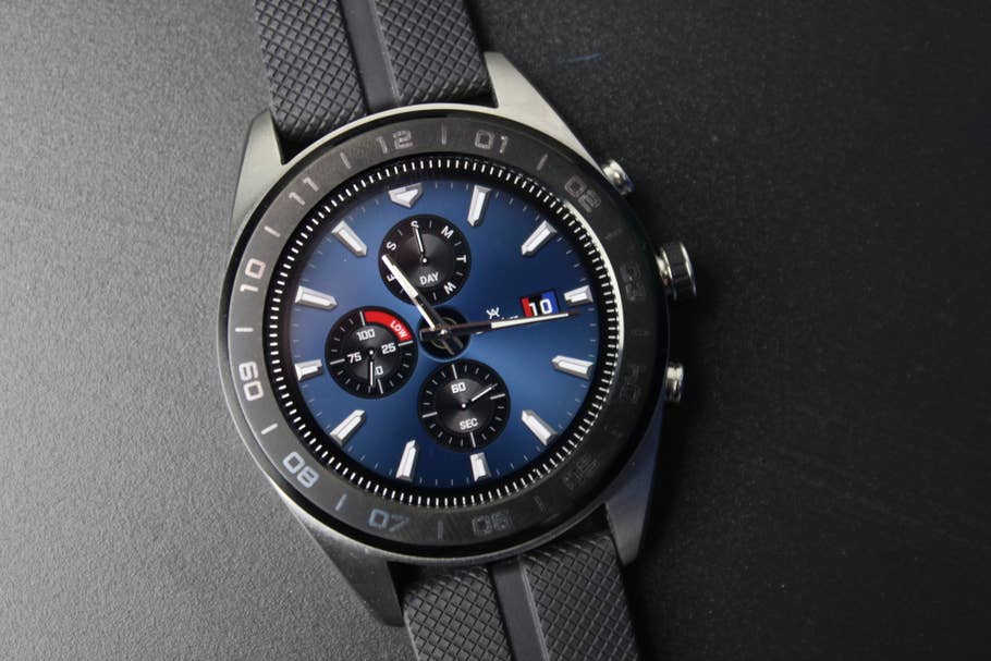 LG Watch W7 mit eingeschaltetem Display