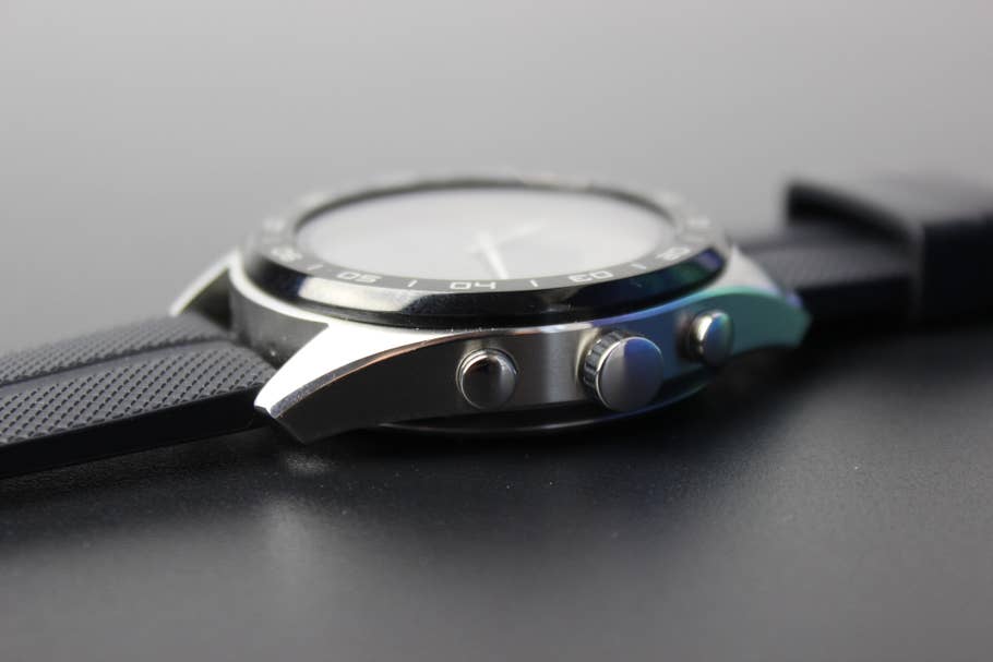 LG Watch W7 von der Seite mit ihren Bedienelementen
