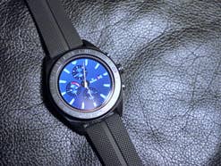 LG Watch W7 auf schwarzem Leder