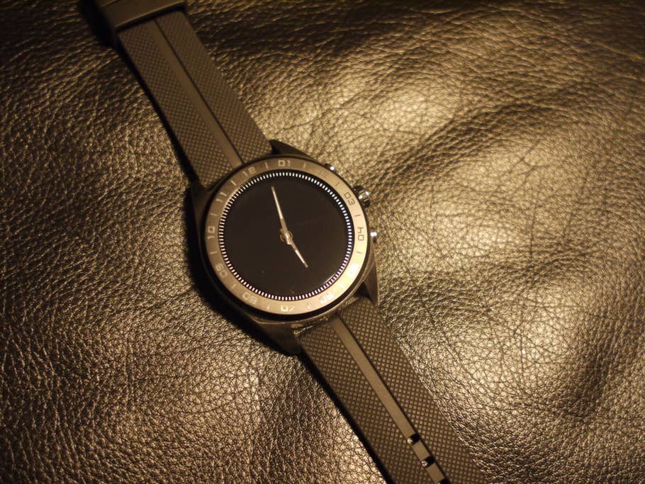 LG Watch W7 auf schwarzem Leder