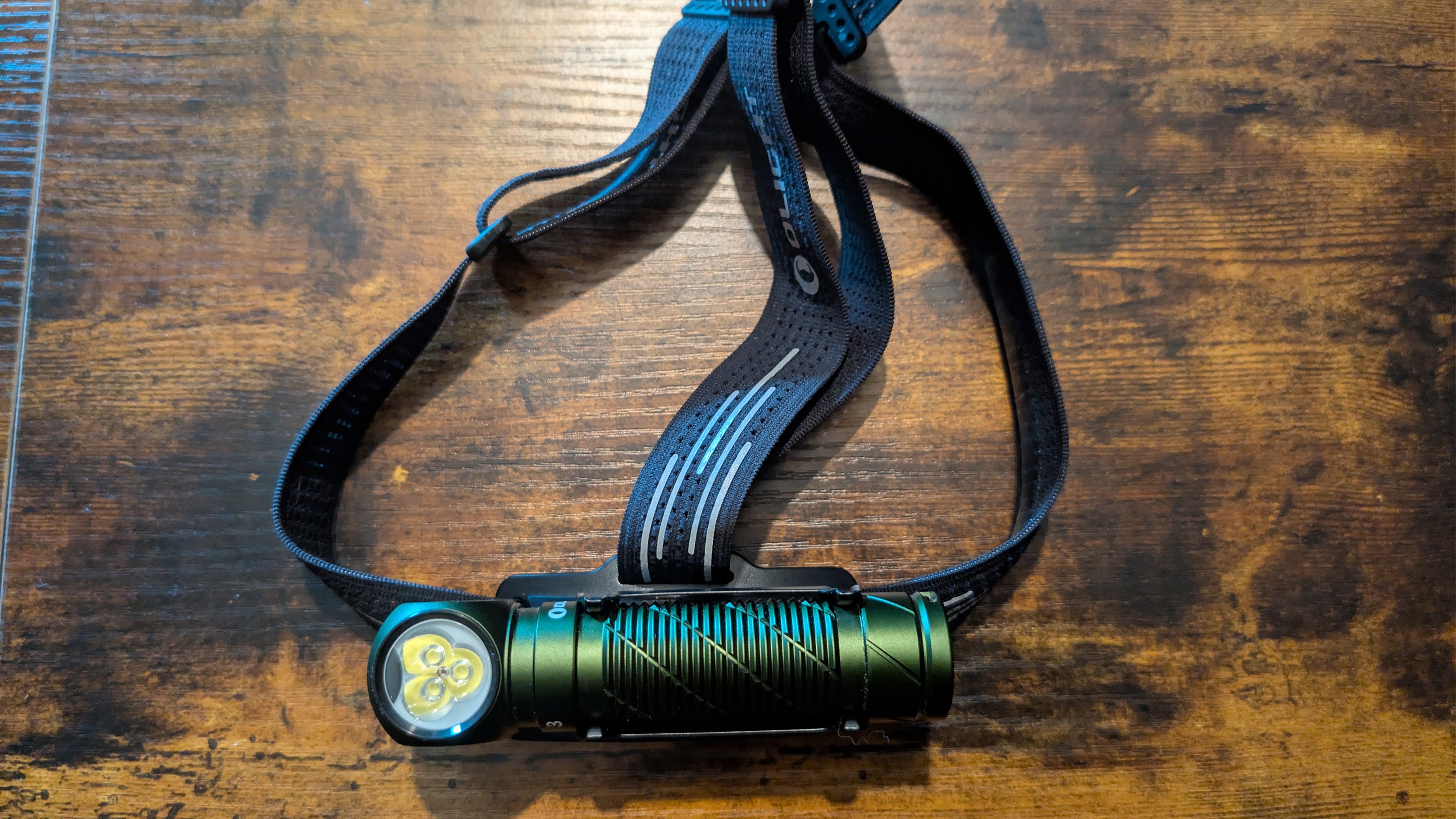 Gassigehen vs. Hundesport: Für wen die Olight Perun 3 die richtige Stirnlampe ist